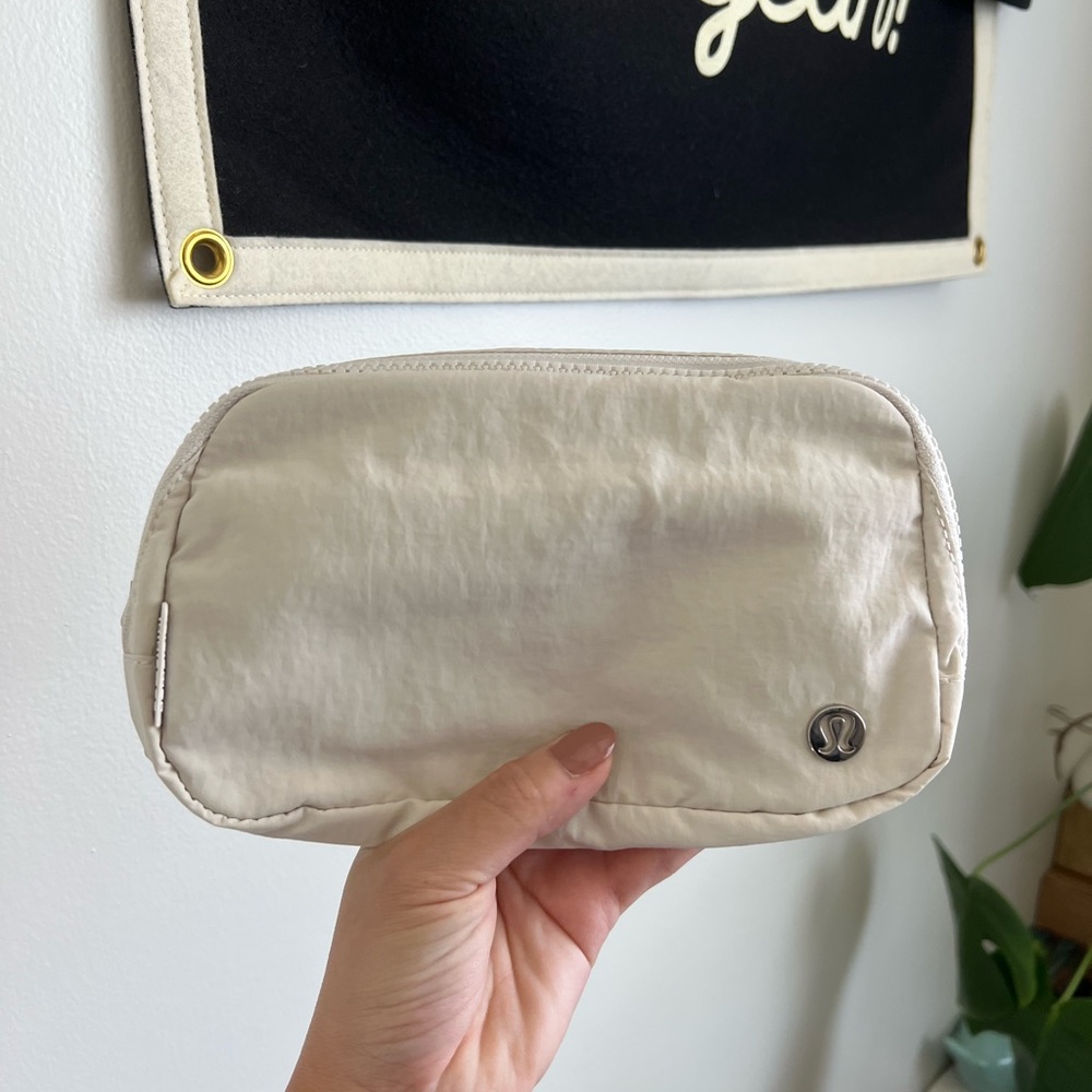 Lululemon Everywhere Belt Bag - Picture 4 of 5